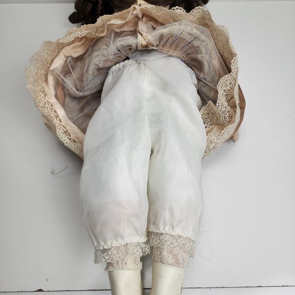 Donna Marie Cracker Barrel Exclusive American Classics Collection Porcelain Doll - Picture 11 of 14